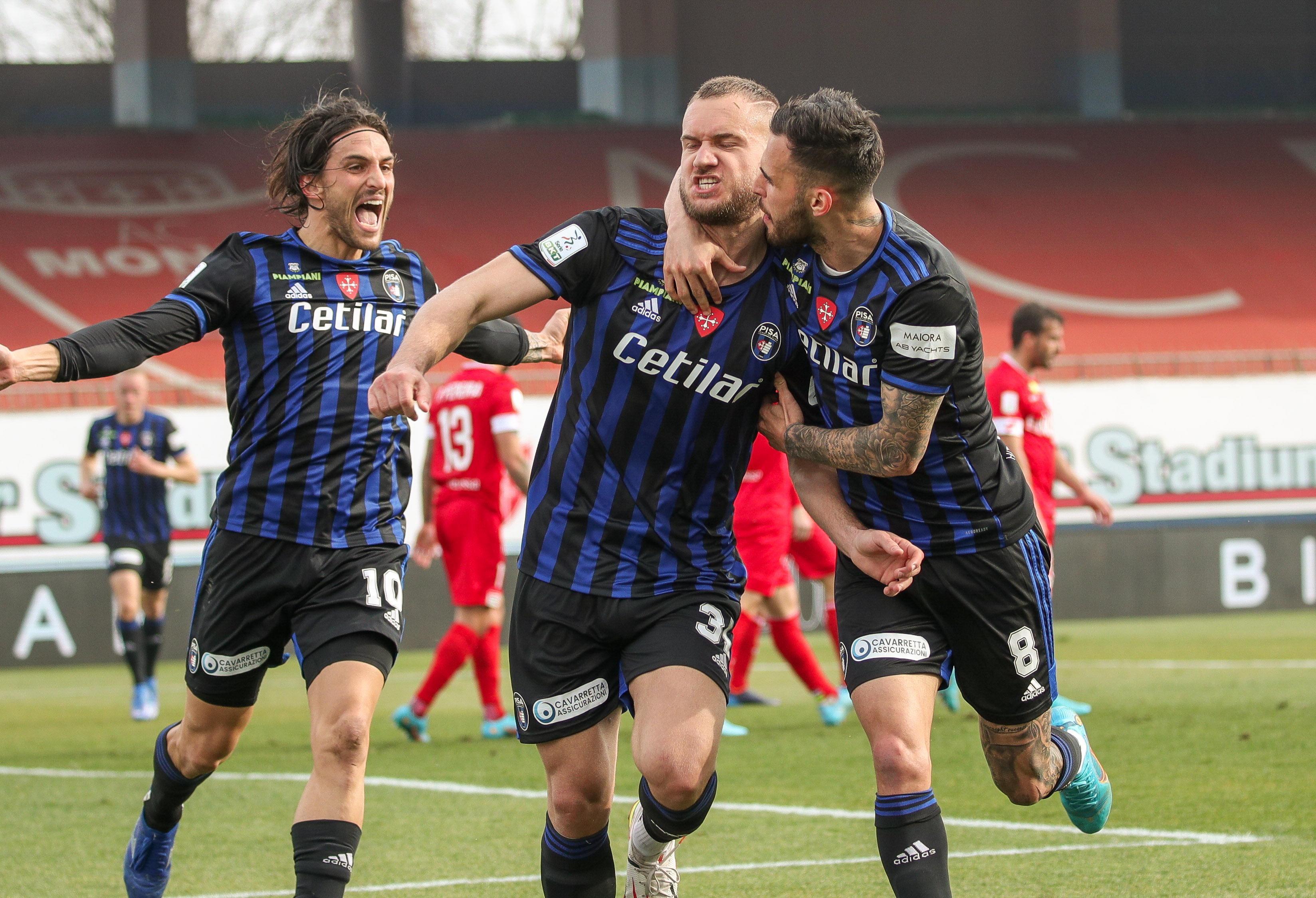 Puscas festeggia il col al Monza con il connazionale Marin