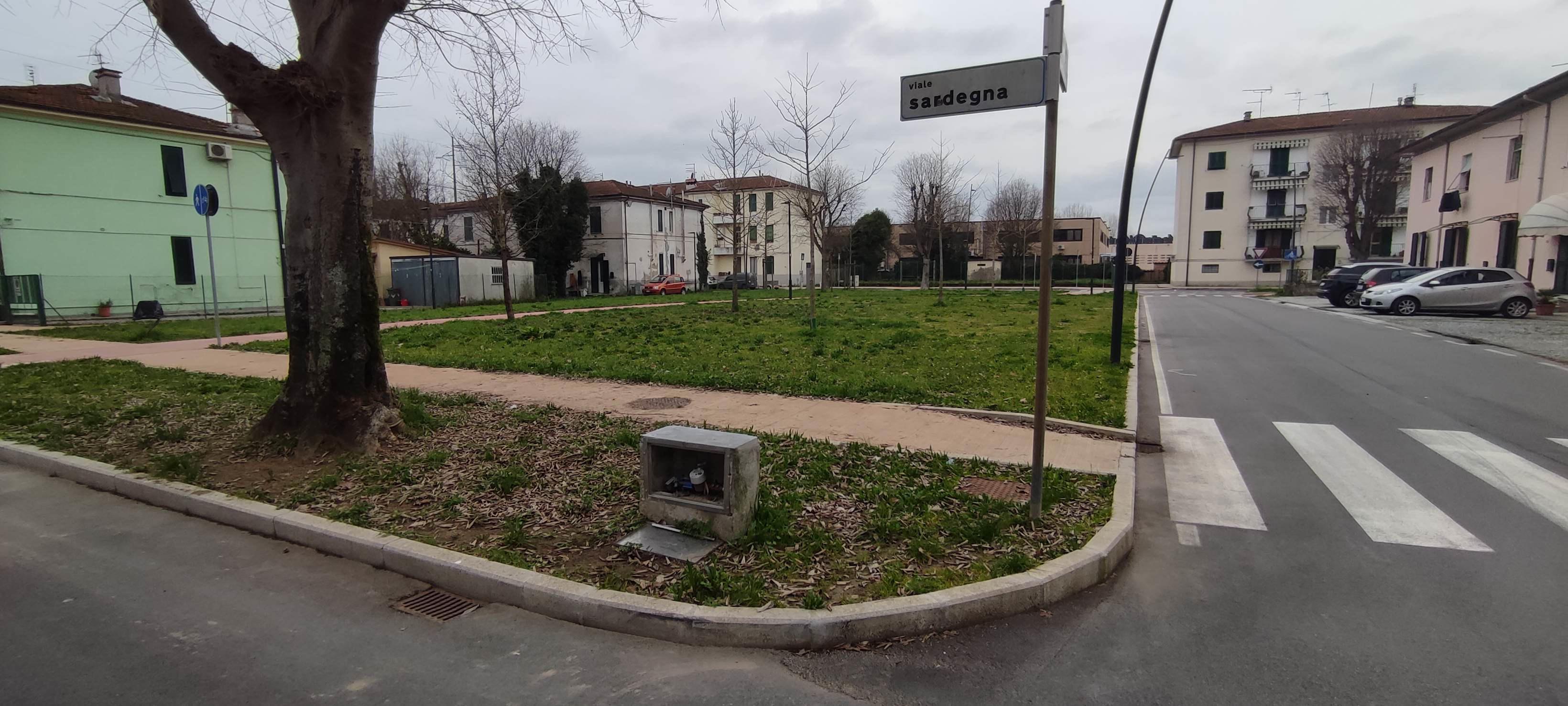 lungo viale Sardegna a San Vito, la scatola in cemento di un contatore rimasta senza copertura