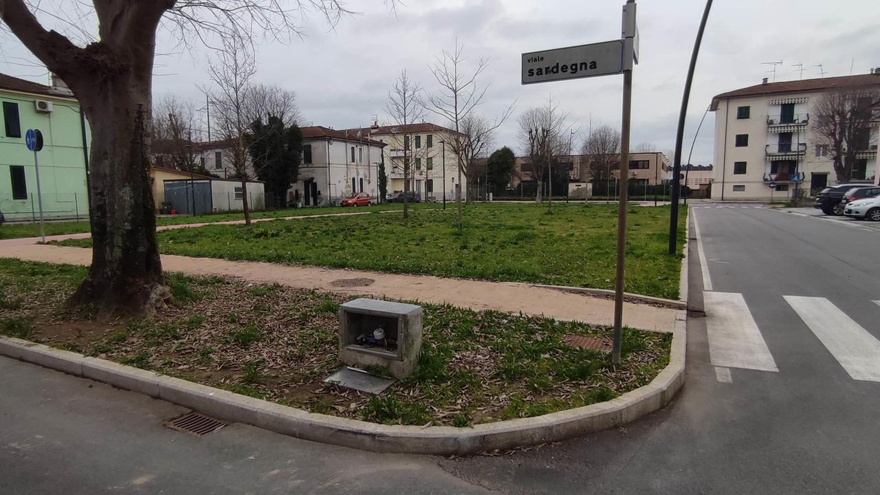 lungo viale Sardegna a San Vito, la scatola in cemento di un contatore rimasta senza copertura