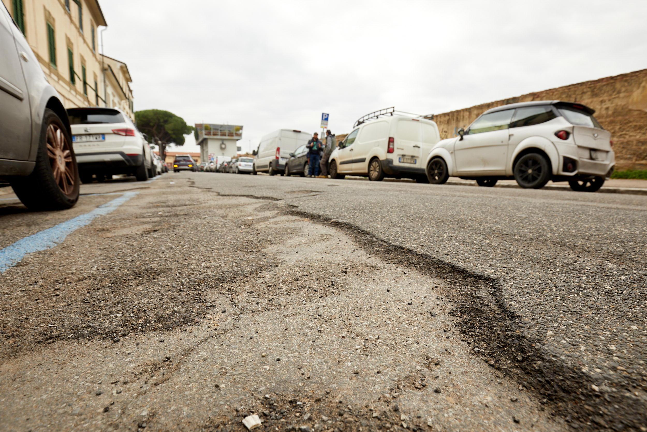 Ecco come si presenta l’asfalto in via Tripoli