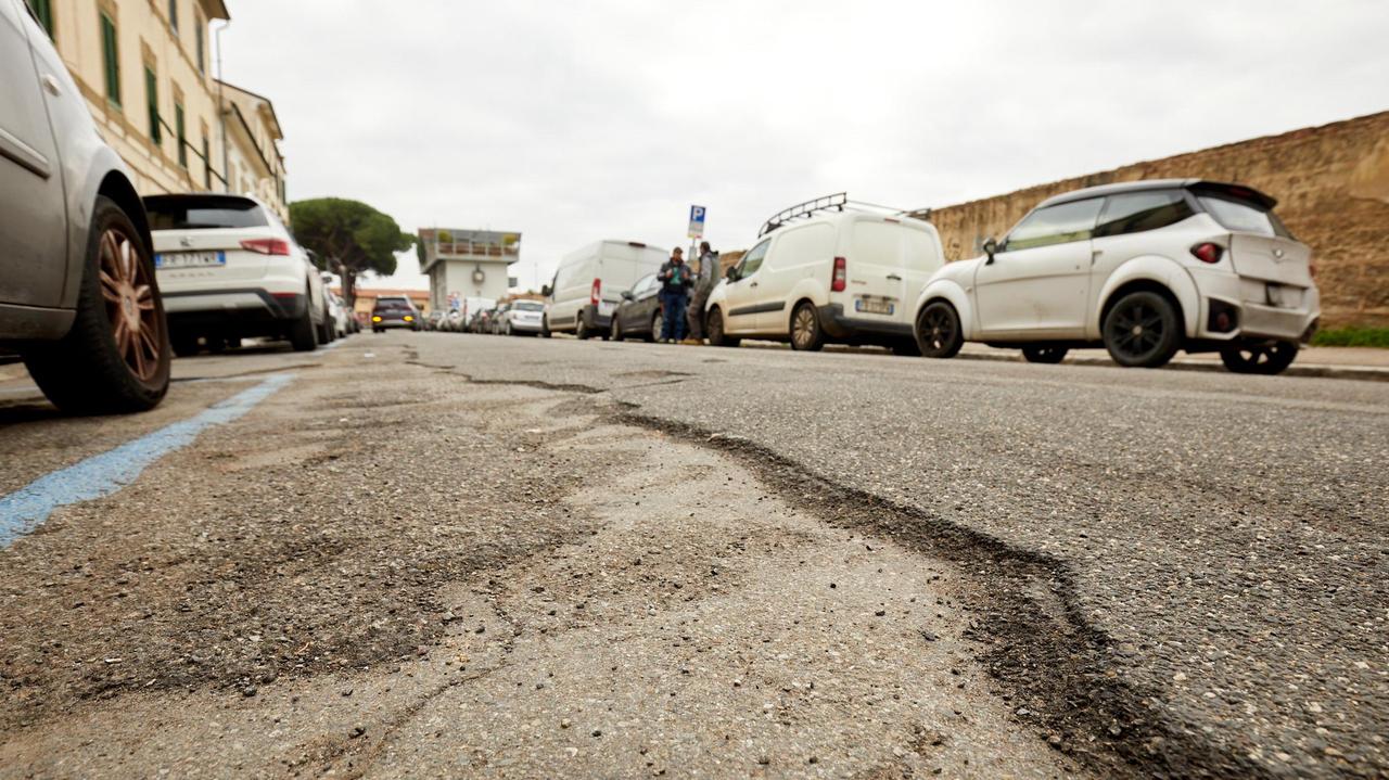Ecco come si presenta l’asfalto in via Tripoli