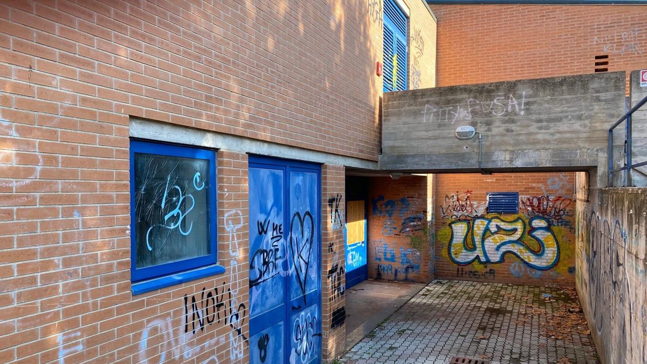 Le scritte e i vetri danneggiati alla scuola