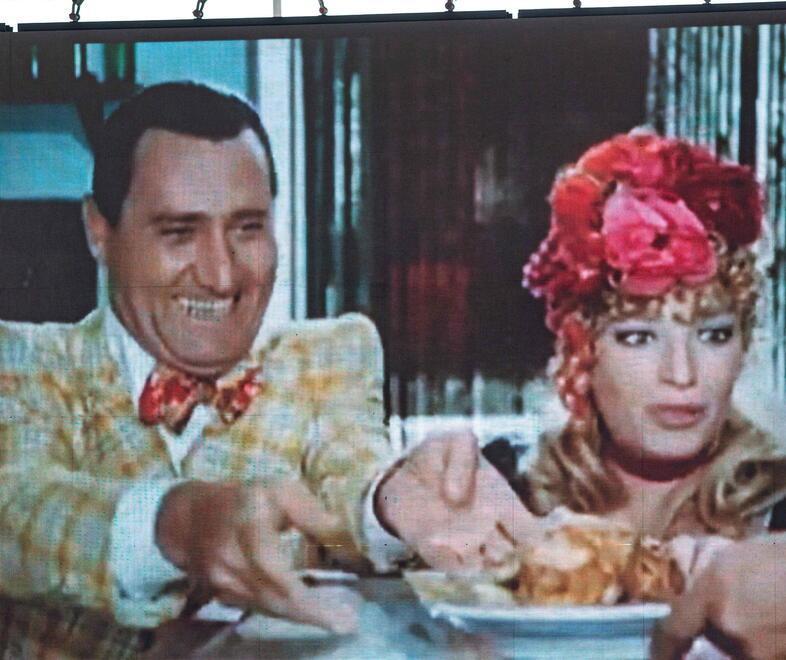 Carnevale di Viareggio, l'omaggio a Monica Vitti e agli atleti azzurri prima dell’alzabandiera 