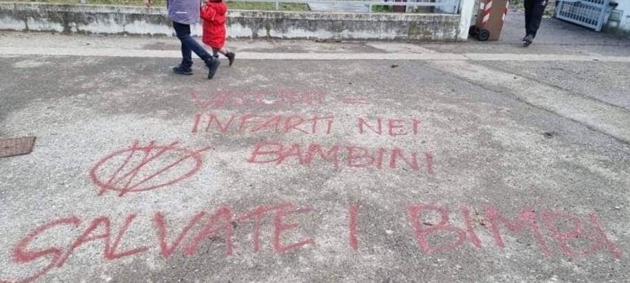 Le scritte no-vax comparse sui marciapiedi che portano alle scuole di Scandiano
