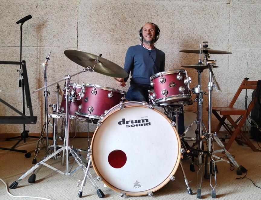 Il batterista cecinese Andrea Zilio nello studio del Poderino, a Casale Marittimo, dove sta incidendo il suo album