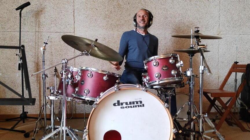 Il batterista cecinese Andrea Zilio nello studio del Poderino, a Casale Marittimo, dove sta incidendo il suo album