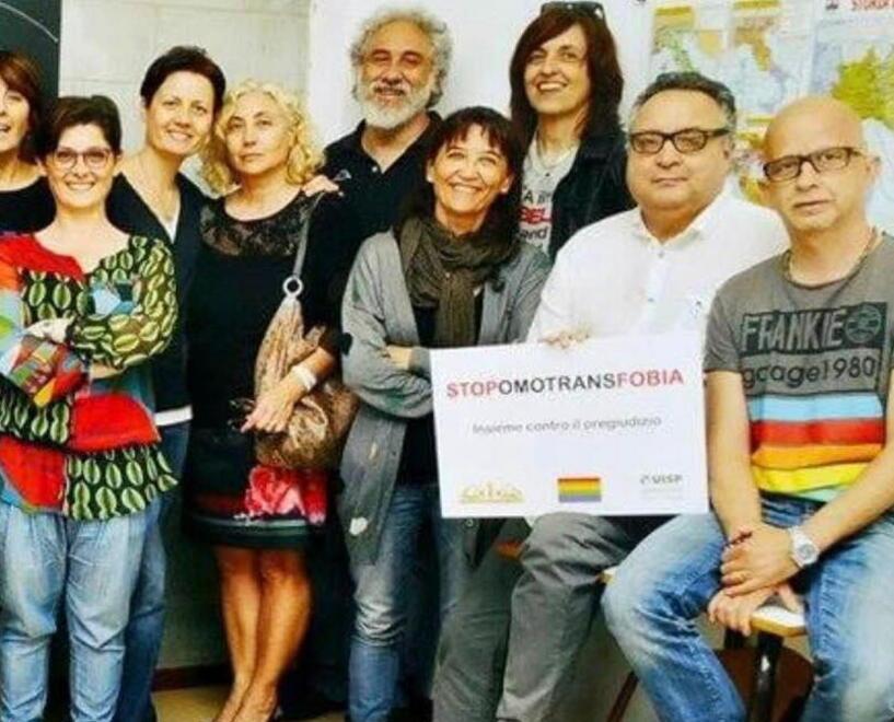Massimo Bettini, secondo da destra, durante un’iniziativa per i diritti civili insieme ad altri professori dell’Istituto Carducci Volta Pacinotti (particolare dalla foto di copertina della sua pagina social)