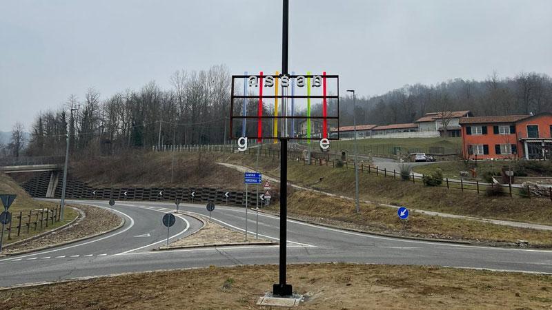 Un dettaglio del segnale/scultura installato in provincia di Cuneo