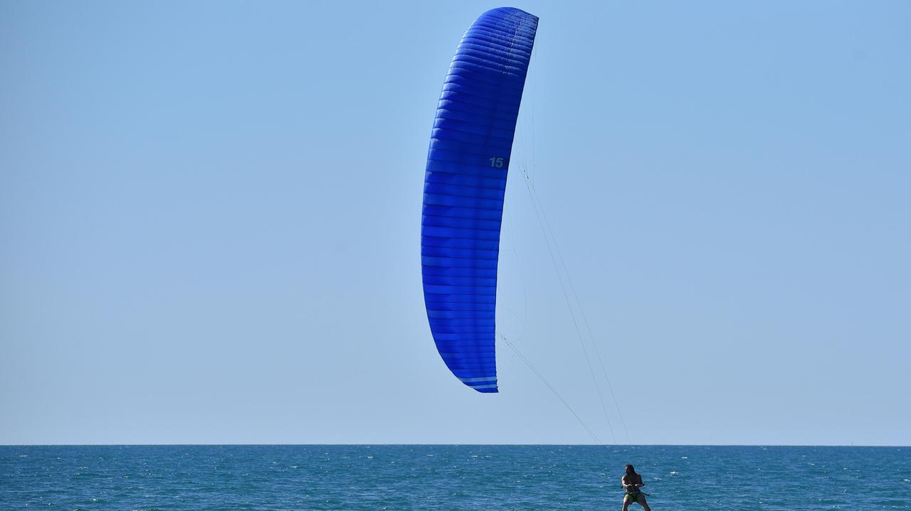 Un kitesurfer