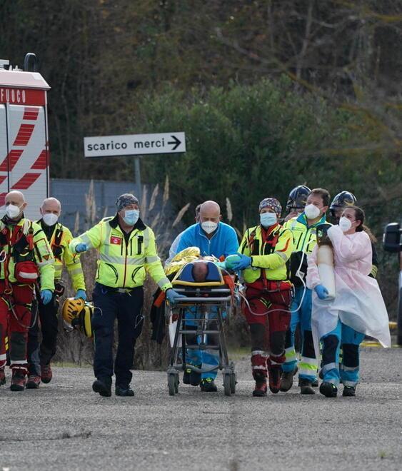 Il romeno sulla lettiga soccorso dal personale sanitario  (foto Franco Silvi)