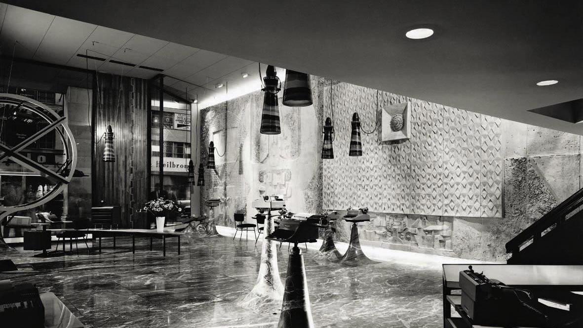 Studio BBPR con Costantino Nivola, interno dello showroom Olivetti, in Fifth Avenue 564, New York, 1954, foto Hans Namuth