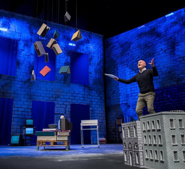 Tra ricordi e riflessioni l’ironia invade il Valli Sul palco c’è Claudio Bisio 