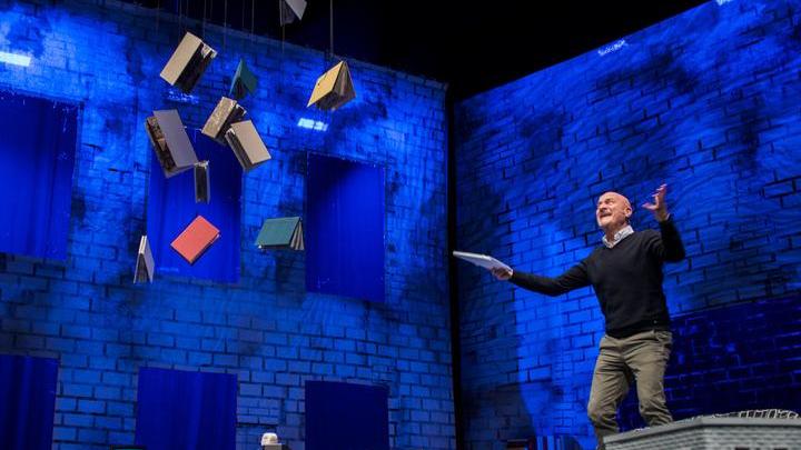 Tra ricordi e riflessioni l’ironia invade il Valli Sul palco c’è Claudio Bisio