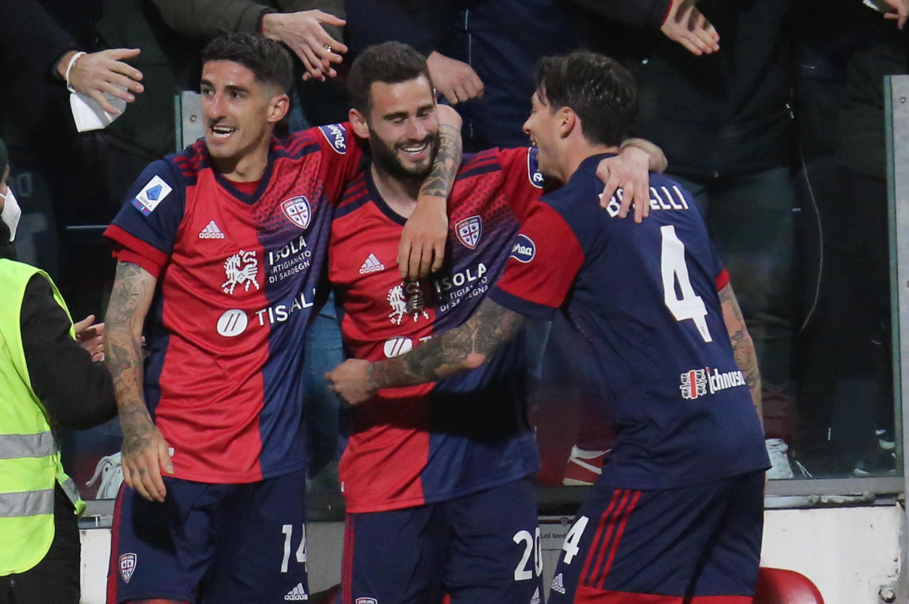 La gioia dei rossoblù dopo la rete dell'1-0 di Gaston Pereiro