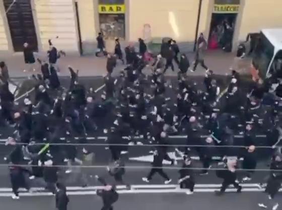 Il corteo degli ultras napoletani davanti alla stazione di Cagliari