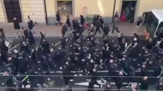 Il corteo degli ultras napoletani davanti alla stazione di Cagliari