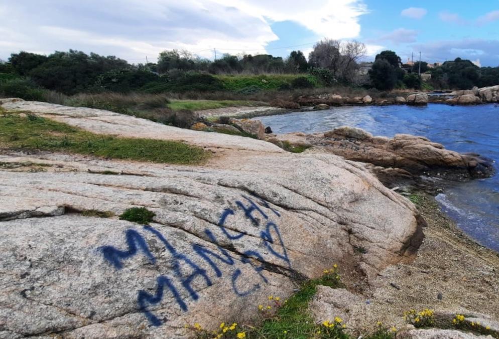 Olbia, vandali a Sa Marinedda: gli scogli sfregiati con lo spray 