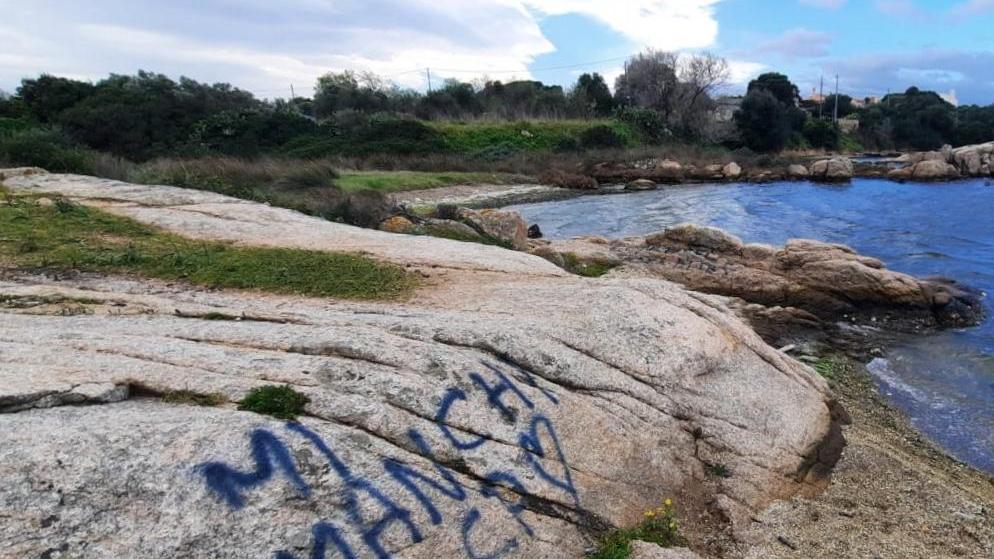 Olbia, vandali a Sa Marinedda: gli scogli sfregiati con lo spray 