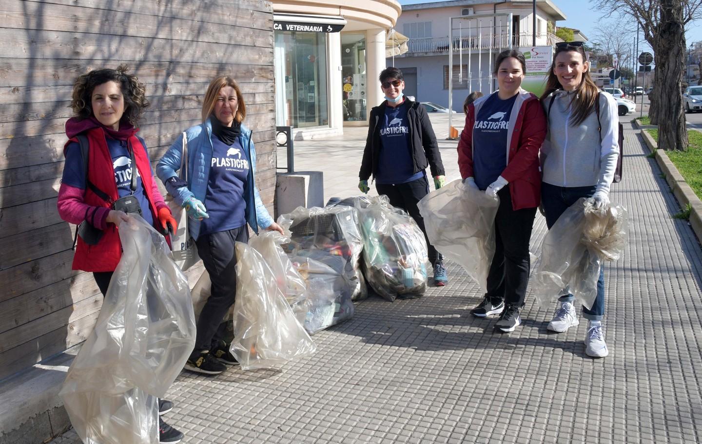 Liberato dai rifiuti anche il quartiere Gregorio 