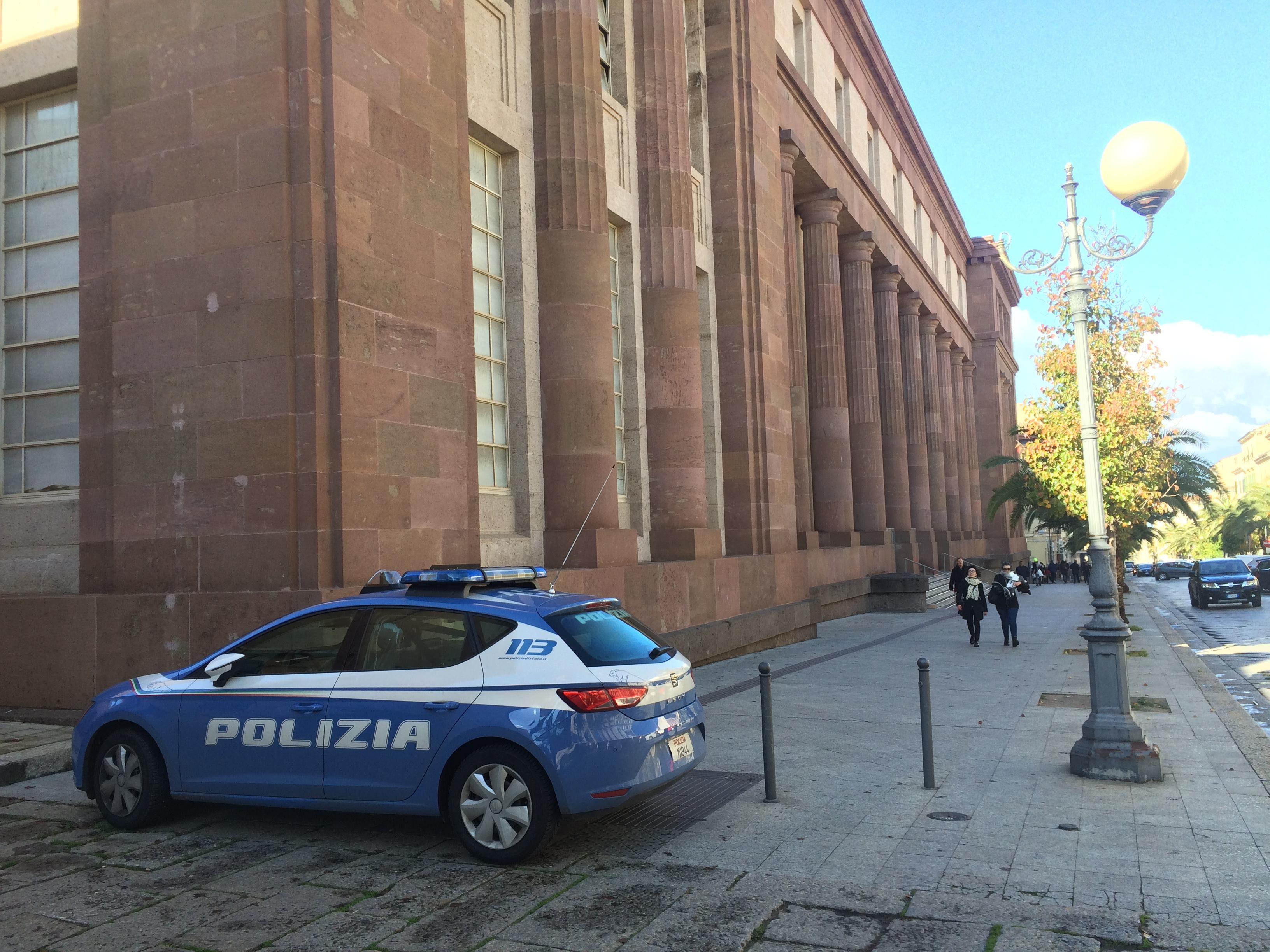 Sassari, non si ferma all'alt e sperona un'auto della polizia: denunciato