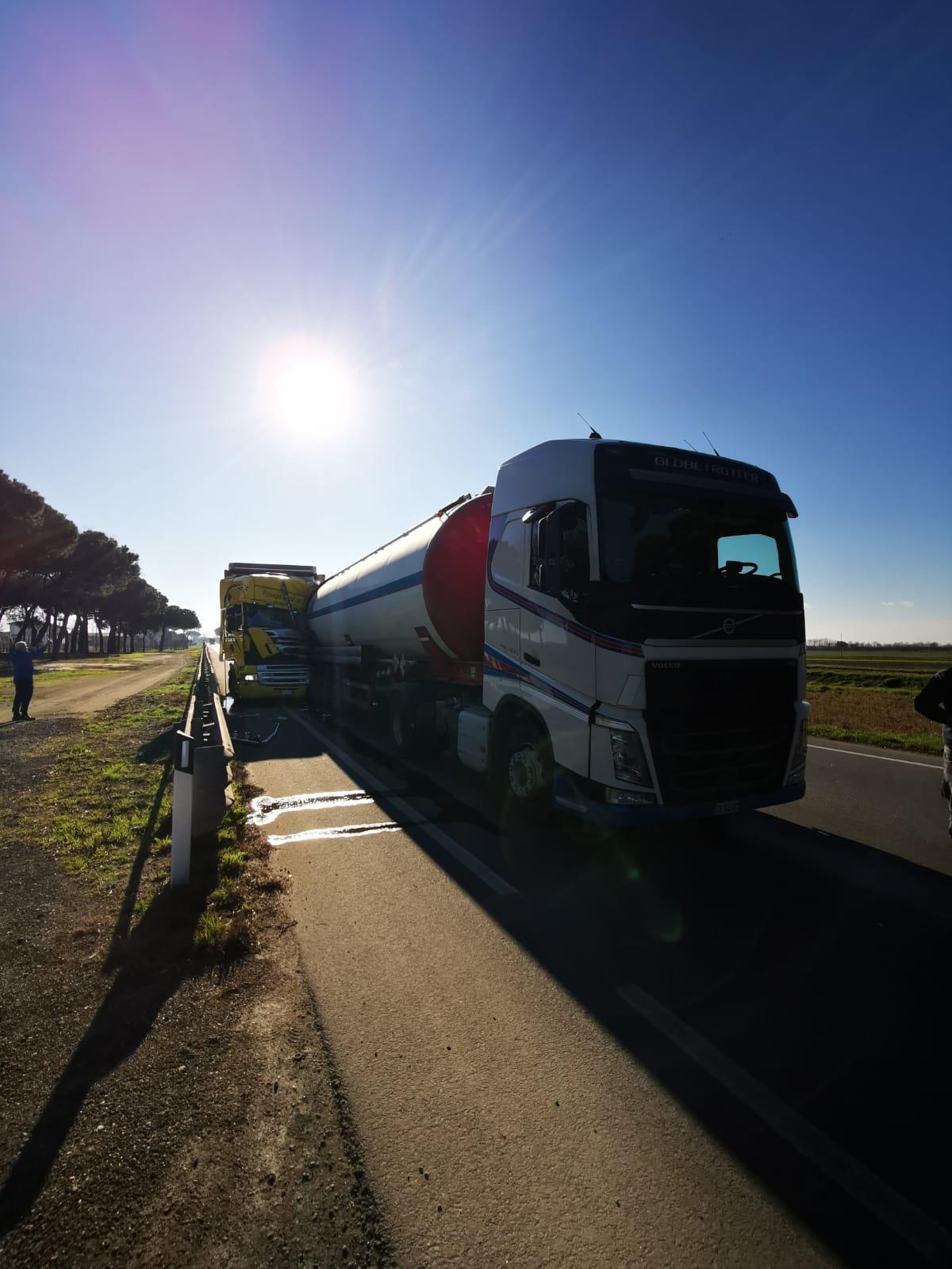 Tamponamento tra due camion sulla Romea