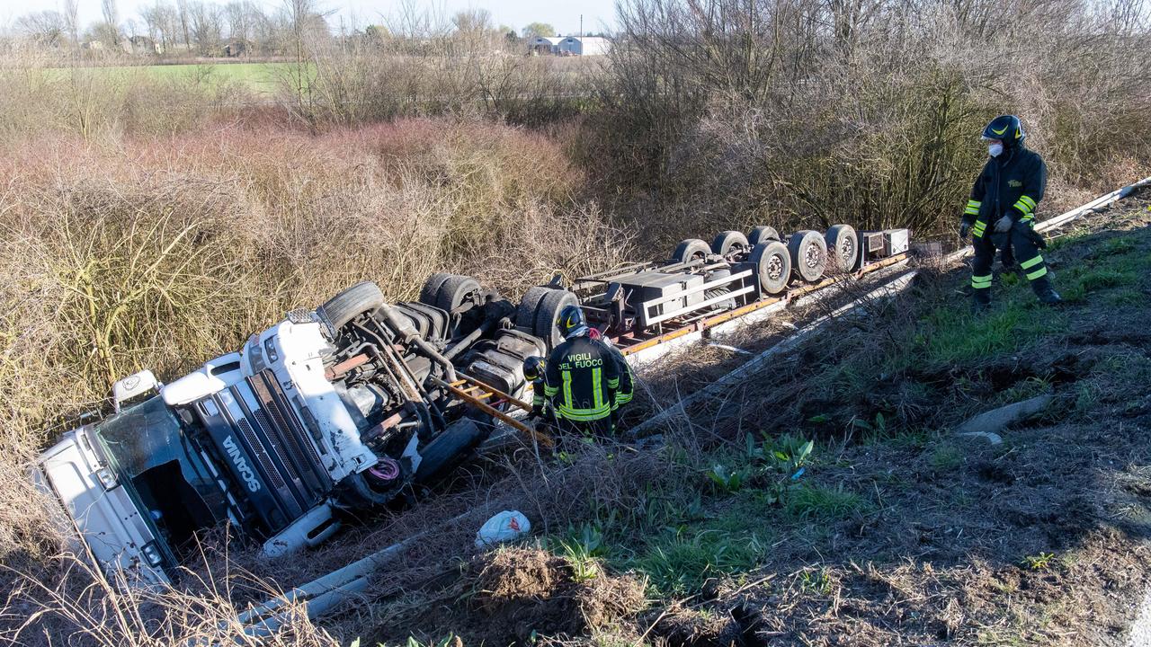 Autoarticolato finisce nella scarpata sull'Adriatica