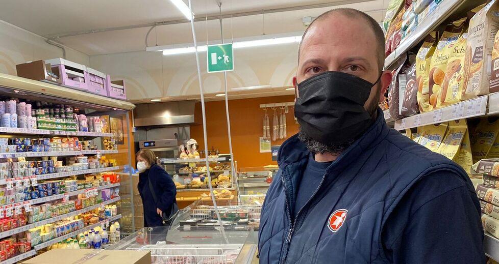 Emanuele Spina, responsabile del supermercato Sigma di via della Repubblica a Rivalta