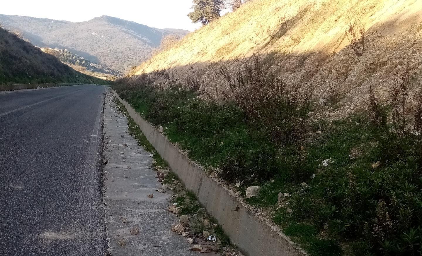 Pietre pericolose ai lati della ss 129