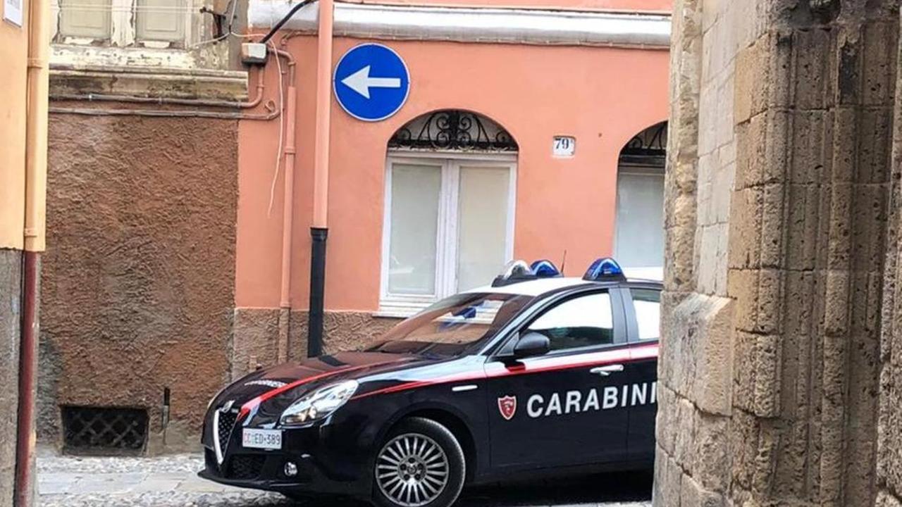Fugge sui tetti per evitare l’arresto