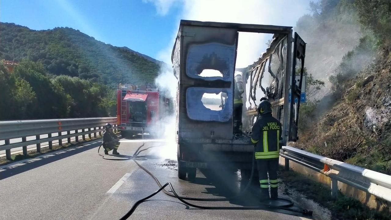 Siniscola, un tir a fuoco sulla 131 dcn: strada interrotta