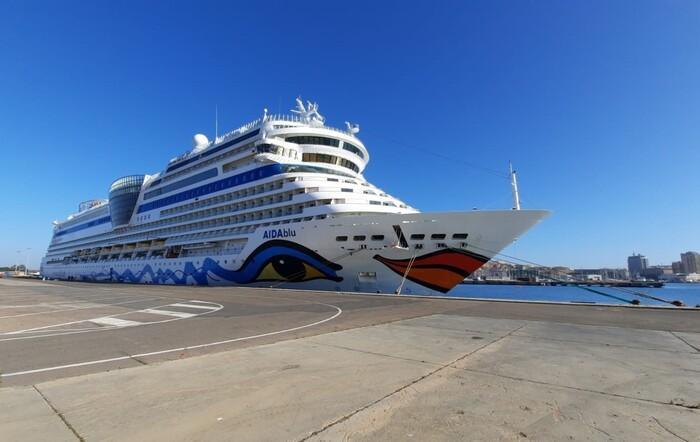 L'Aida blu al porto di Cagliari (foto ansa)