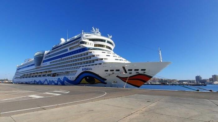 L'Aida blu al porto di Cagliari (foto ansa)