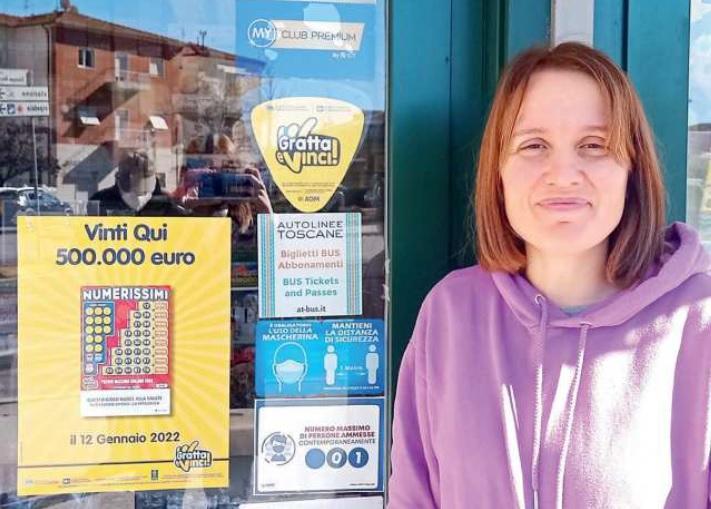 Ilaria Tassi, titolare dell'edicola Il Semaforo nel quartiere di Barbanella a Grosseto