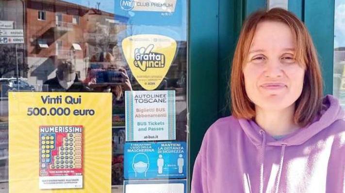 Ilaria Tassi, titolare dell'edicola Il Semaforo nel quartiere di Barbanella a Grosseto