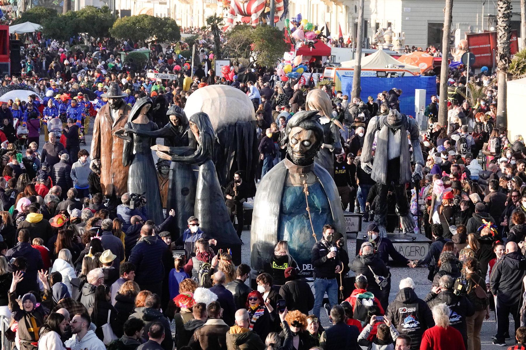 Carnevale di Viareggio, da Gandhi a Cappuccetto Rosso: ecco le nove mascherate mozzafiato 