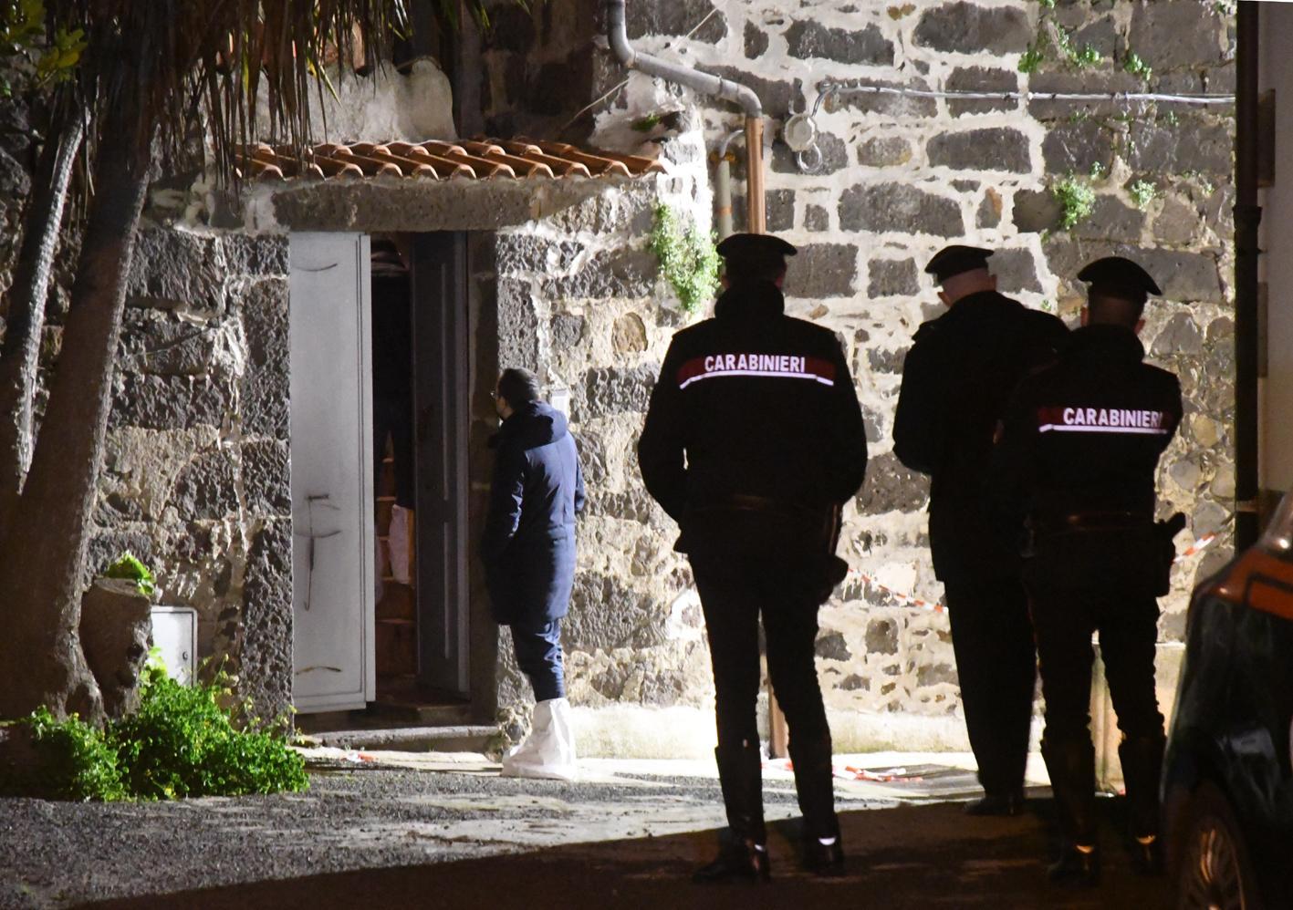 I carabinieri davanti all'abitazione teatro dell'omicidio (foto francesco pinna)