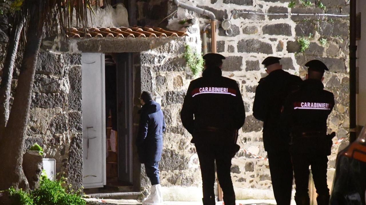 I carabinieri davanti all'abitazione teatro dell'omicidio (foto francesco pinna)