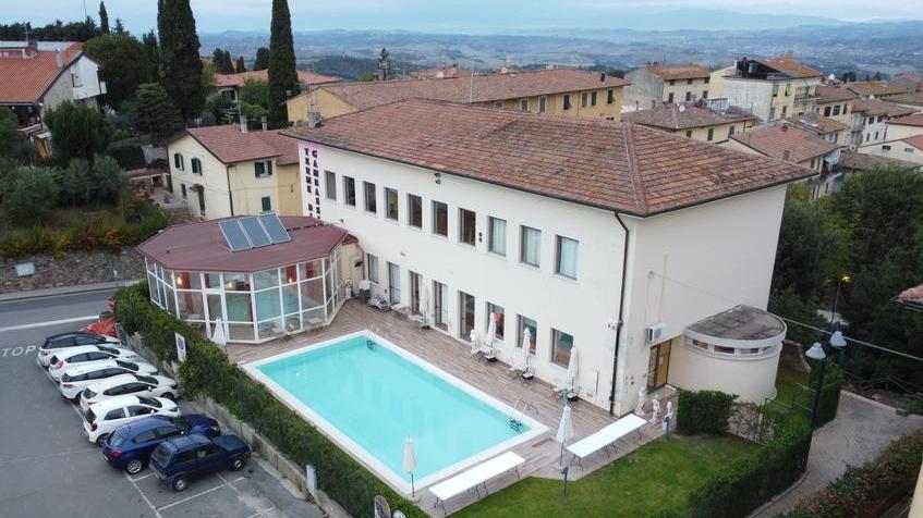 Una veduta dall’alto dello stabilimento termale di Gambassi foto d’archivio