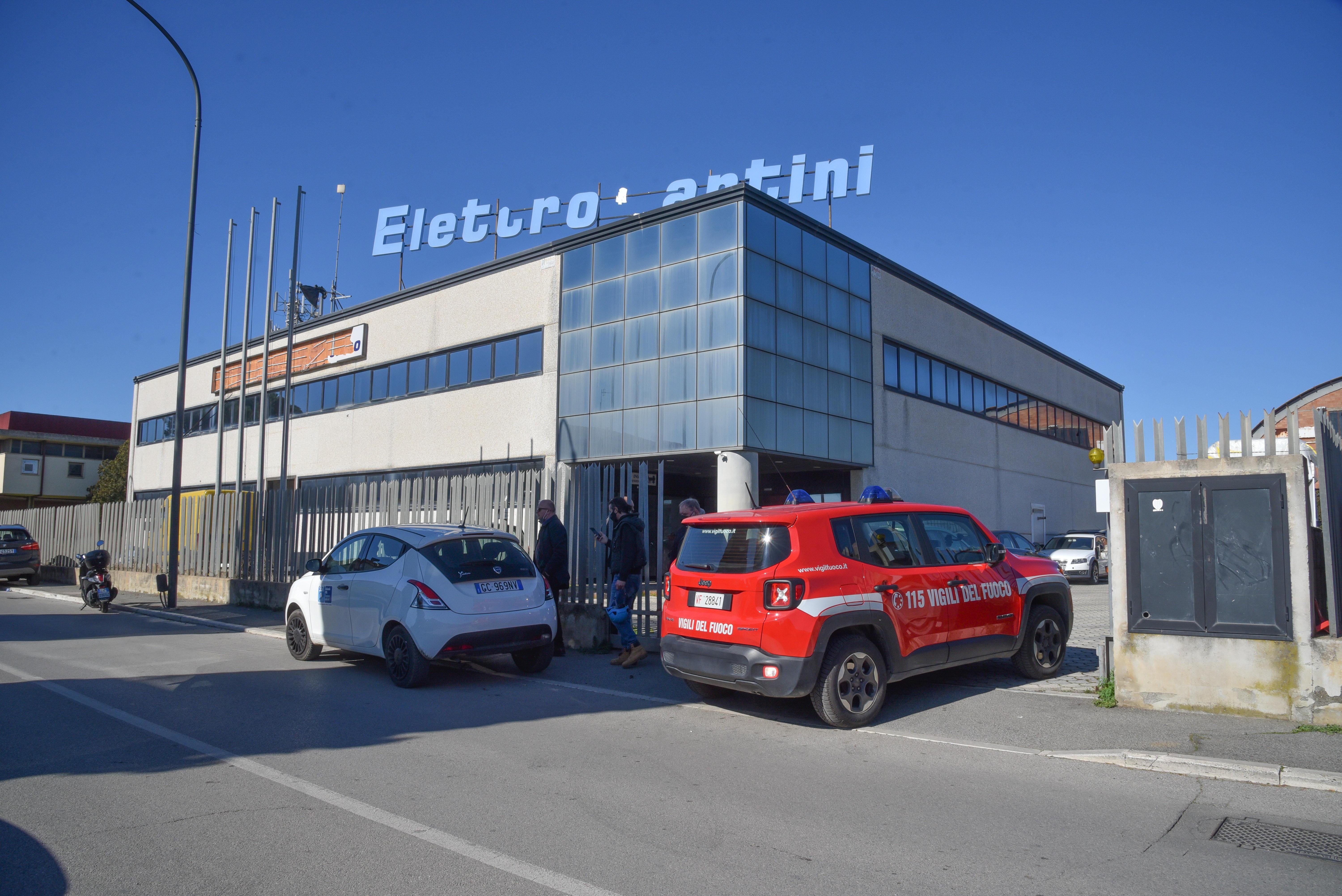 Cade dal tetto di un capannone: è grave 