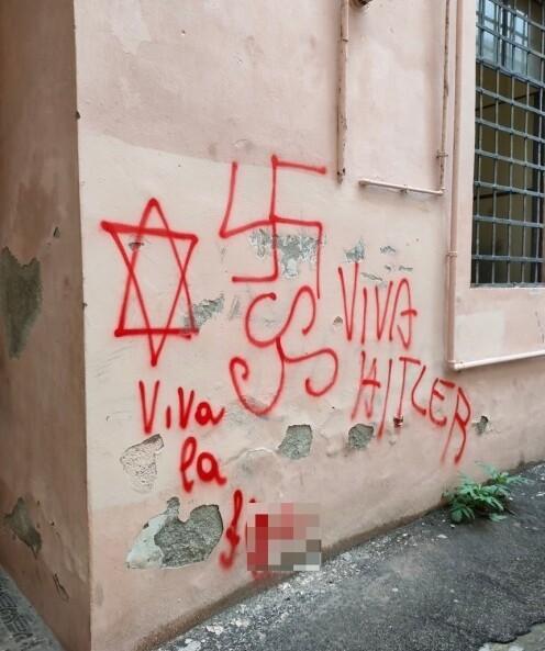 Le scritte che hanno portato alla contestazione dell’odio razziale