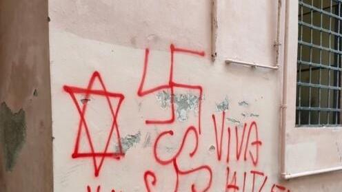 Le scritte che hanno portato alla contestazione dell’odio razziale