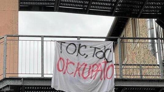 Uno degli striscioni appesi dagli studenti del liceo (Foto Nucci)