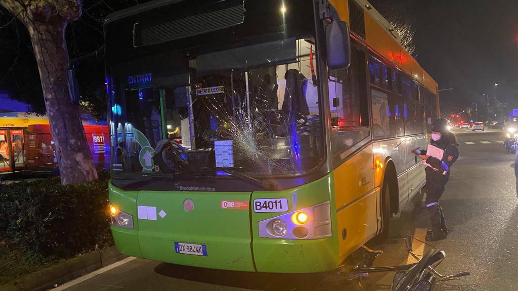 Investita da un autobus in viale Carducci, ferita una ciclista 21enne