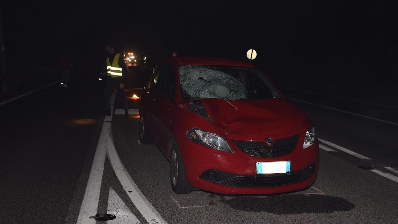L'auto che ha travolto e ucciso il pedone sull'Aurelia a sud di Grosseto (foto Agenzia Bf)
