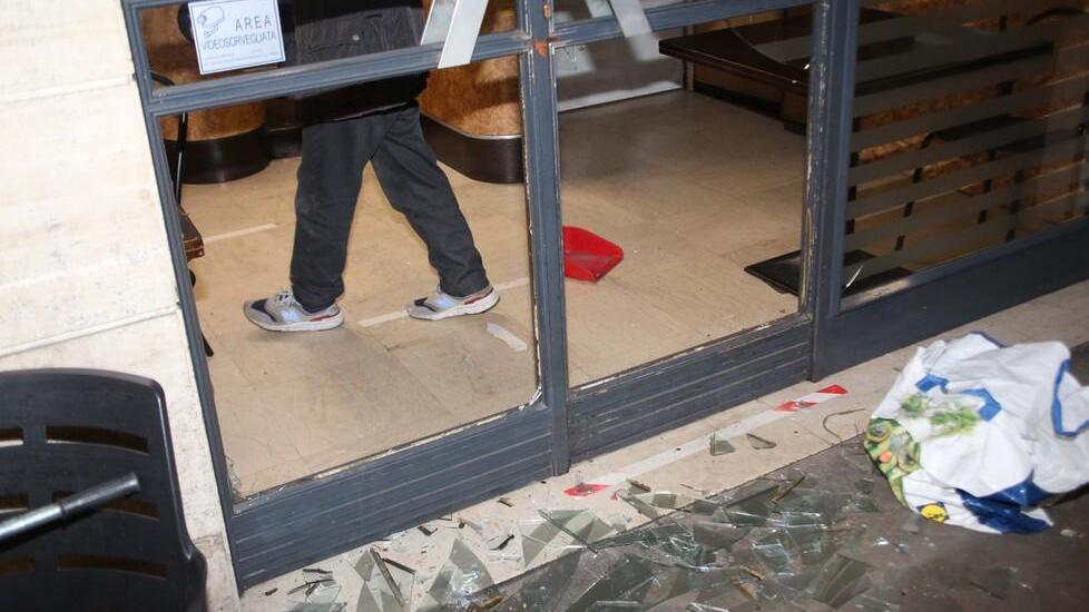 Ventenne accoltellato da una baby gang al bancone del bar