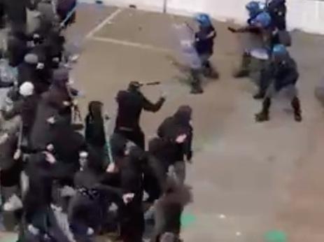 Un arresto e tre denunce Contusi alcuni poliziotti