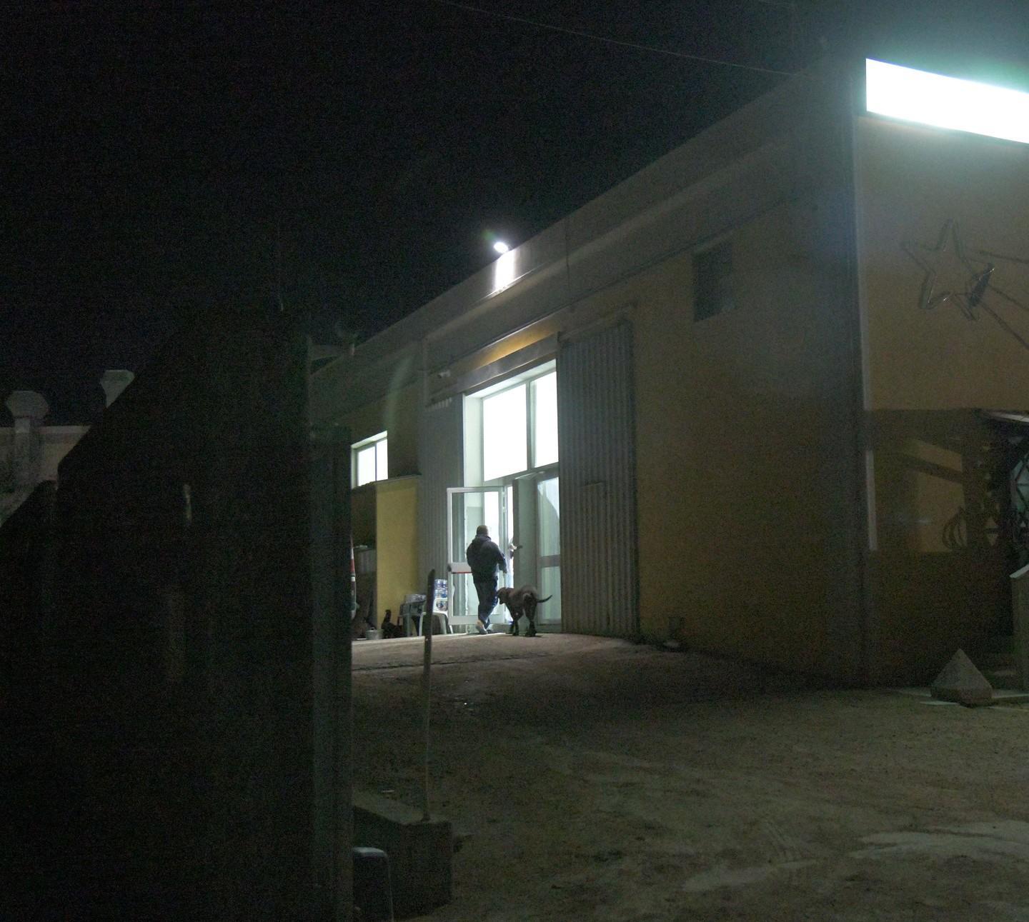 La mano nel rullo della sfogliatrice, 43enne in ospedale 