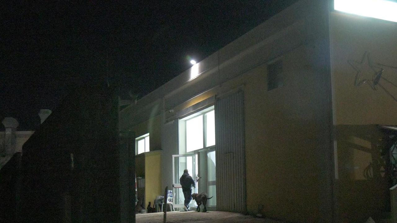 La mano nel rullo della sfogliatrice, 43enne in ospedale