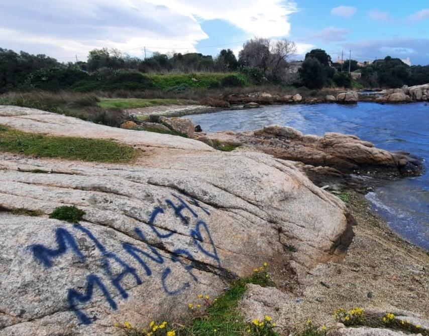 Olbia, caccia al writer di “ti lovvo troppo” 
