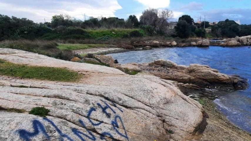 Olbia, caccia al writer di “ti lovvo troppo”